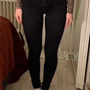 Svarta jeans från HM. Något slitna. ”Shaping”
