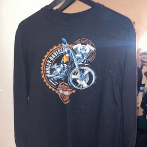 Harleytröja - Fin Harleytröja köpt från beyond retro. Använd ett fåtal gånger och fortfarande i bra skick😌 pris kan diskuteras vid snabb affär💓💓