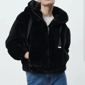 Jacka från zara fast i brun st s - Säljer min jacka från zara som aldrig någonsin är använd. Samma som på bild fast i brun.