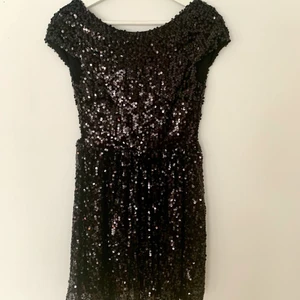 Ny klänning/ storlek S/ Från Oneness - Ny festklänning från märket Oneness. Klänningen kom tyvärr aldrig till användning förra året, så jag säljer den nu. Nypris 700 kronor. Den har djup rygg och försluts med dragkedja och hake i ryggen. Tveka inte att skriva till mig vid frågor. :)