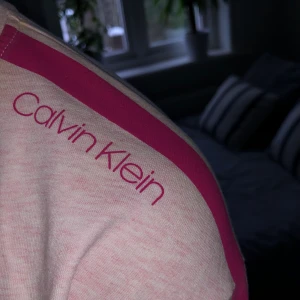 Calvin Klein tröja - Säljer en ljusrosa Calvin Klein tröja då jag växt ur den. Den är i storlek 152/164. Köparen står för frakten:)