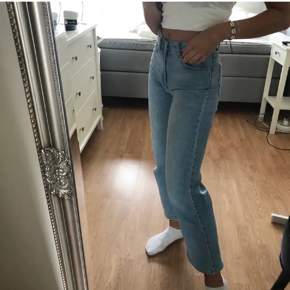 Säljer mina superfina blåa jeans från Carin Wester då dem blivit för korta för mig. Dem är lite utsvängda nedtill. De är sparsamt använda och är fortfrande vädligt fina! Köpare står för frakt💖 . Jeans & Byxor.
