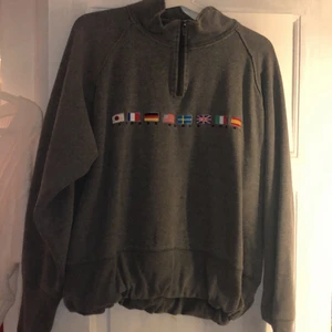 Sweatshirt med dragkedja - Säljer vidare en tröja jag köpt här på plick då den inte passade mig :( tröjan va lite stor så satte in ett gummiband för att få den lite kortare men gummibandet kan tas av ifall man vill ha den större :) annars skit snygg och superskön!! (Vet inte vilket märke det är)💛💛