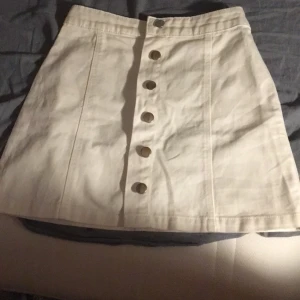 En jeans kjol från HM - Original pris ca 150kr. Vid frågor skriv till mig💗