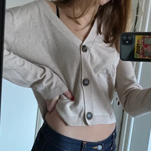 Kofta från mango - Snygg kofta från mango!!! Storlek M men passar oxå XS och S 💕💞💖 Sparsamt använt!! Köparen står för frakt 😘