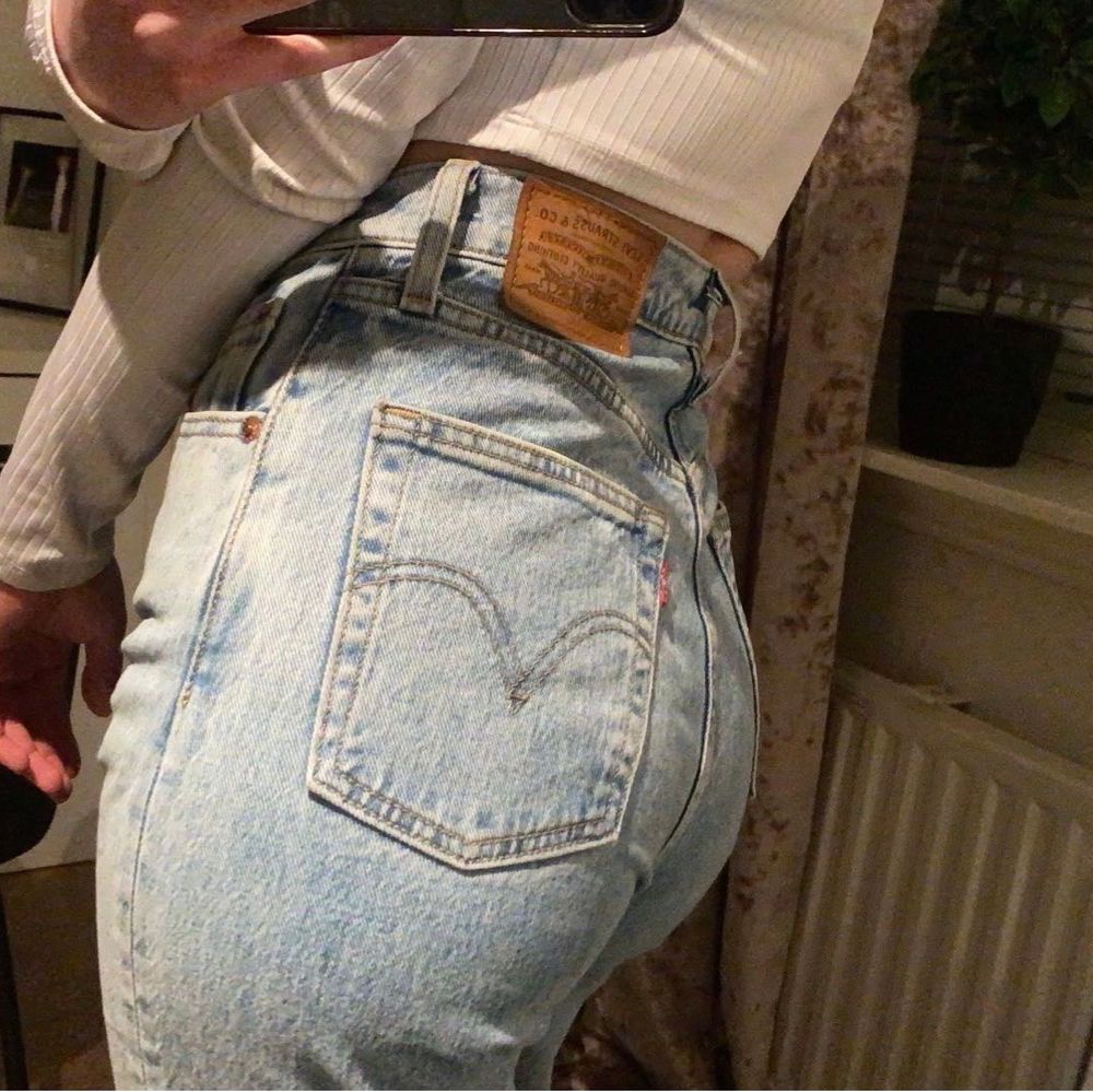 Säljer mina älskade Levis ribcage straight för att de tyvärr är förstora för mig :( de är i superfint skick! Storlek W25 L27, men har sprättat upp de nertill som ni ser på sista bilden. Tycker själv att det är en cool detalj men de blev också längre efter jag gjorde så. Så jag skulle säga att längden är 28/30 istället💞 . Jeans & Byxor.