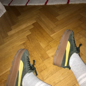 Puma X Fenty platform skor - Gröna med gul rand. Strlk 39. Inte nya, men knappt använda då de är för små för mig (har strlk 40). Dock är de ganska ”ingådda”, därav priset. 