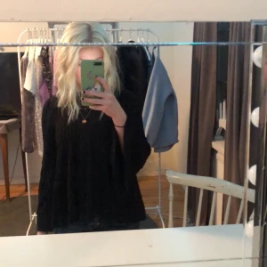 Svart fin tröja.  - Den är i storlek xs men stor i storleken så passar som S/M