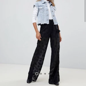 Svarta byxor med stjärnor  - Svarta byxor i mesh tyg med stjärnor på. Skjorts under så inte genomskynliga. Använda en gång så i nyskick. Köpte på asos. 