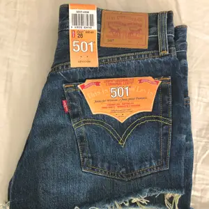 Säljer mitt 2a par Levi’s 501 shorts högmidjade fast i mörkare denim. Prislapp kvar och aldrig använda🦋 Buda gärna eller kontakta mig🥰