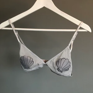 Mesh lingerie topp/bh Pull and Bear - Supersöt ljusgrå mesh topp/ bh från Pull and Bear med ”snäckskal”. Knappt använd. Storlek M men passar även för S