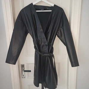 Klänning i läderimitation - Fin klänning från Gina Tricot som jag köpte förra året💗 klänningen är använd en gång, men klänningen har bara hängt i garderoben sen dess. 