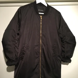  - Lång bomberjacka från Rut&Circle, använd en gång! 