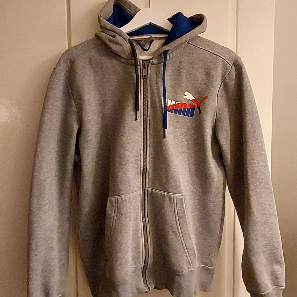 Jag säljer min Puma Hoodie i storlek Small. Plagget är begangnat men i bra skick. 30% polyester. Hämtas upp eller fraktas med posten. Fri frakt. Jag står inte för postens eventuella slarv! Betalning sker via Swish. Hör av dig vid intresse!. Huvtröjor & Träningströjor.