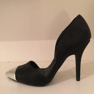  - Klackar med silvrig detalj vid tån, aldrig använda! 