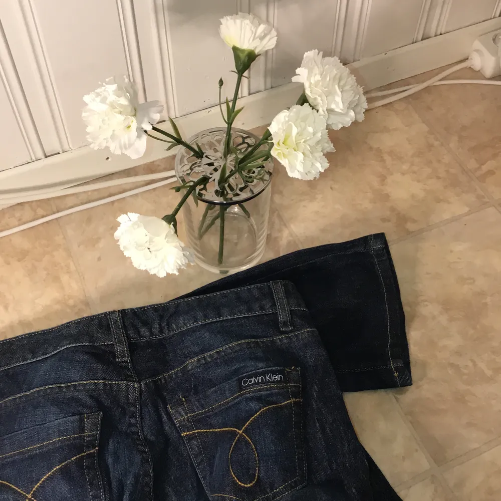 SÄNKT PRIS!!calvin klein jeans, vintage aktiga. Tror inte de finns att få tag på längre. Ganska låga i midjan, de är för små för mig så kan därför ej fotta de på. Skulle säga att de passar en xs/s, de är i den amerikanska storleken 2. PRIS KAN DISKUTERAS. Jeans & Byxor.