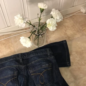 CALVIN KLEIN JEANS - SÄNKT PRIS!!calvin klein jeans, vintage aktiga. Tror inte de finns att få tag på längre. Ganska låga i midjan, de är för små för mig så kan därför ej fotta de på. Skulle säga att de passar en xs/s, de är i den amerikanska storleken 2. PRIS KAN DISKUTERAS