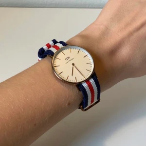Klocka Daniel Wellington - Klocka från Daniel Wellington i modellen Classic Canterbury med två medföljande armband. Storleken på urtavlan är 36 mm. Använt skick, har några få ytliga märken i glaset som knappt syns. Behöver byta batteri. Säljs med den tillhörande asken. Nypris 1399 kr