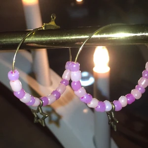 Guld Örhängen med pastell pärlor✨💘 - Guld ringar med pastell pärlor och stjärnor i brons😌SUPER FINA. Inte säker om de är nickelsäkra.              ENDAST 19kr +12kr i frakt❤️🤝