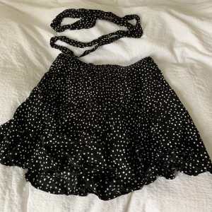 Superfin kjol från Zara - Jättesöt pricking kjol från Zara med tillhörande band att knyta runt✨