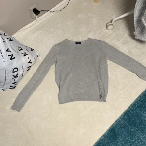 Grå gant tröja  - Hej! Säljer nu denna snygga gant tröja. Som ni ser i bild 2 så finns det ett superlitet hål som knappt märks. Skulle säga att den passar en XS-S. Pris går att diskutera.