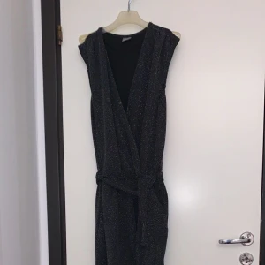 jampsuit strl xs - använd en gång, säljer för att den är stor på mig 