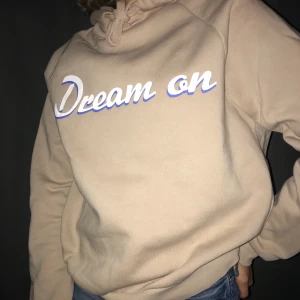 Beige hoodie - Beige hoodie, strl S men passar även XS beroende på önskad passfor. Liten missfärgning, se bild 3. Köpare står för frakt