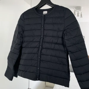 Dunjacka storlek S - Dunjacka från Zalando, gott skick då den aldrig är använd! Nypris: 450:-
