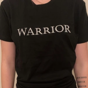 Svart tshirt warrior - Svart tshirt med trycket warrior. Storlek xs-xl. Frakt tillkommer!☺️