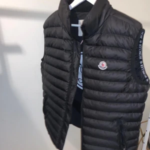 Jackor och västar  - Märkeskläder för barn och vuxna, finns i alla storlekar för vuxna , barn 2-12 år. Besök vår hemsida på facebook och Instagram ( Brands of Sweden ) för att se mer kläder. 