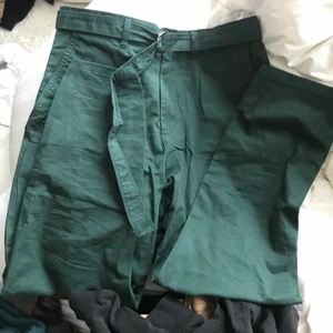 Gröna byxor  - Chinosmaterial. Fin grön färg. Korta i benen. Passar typ XS/S. Snyggt bälte att tighta till med. 