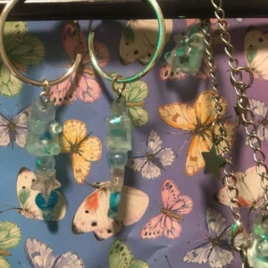 Örhängen resingummibjörnar med armband💖 -  Egencraftade örhängen med egengjutna gummibjörnar! Babyblå pärlor och dekoration 💖Det ligger mycket arbete och tid bakom varje smycke vilket gör mina priser till superbra! 💖 pris örhängen: 29kr💖 pris armband: 29kr💖 paketpris 49kr och frakt ingår 