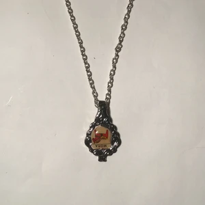 Halsband - Halsband egen gjord av sked. Står Mora på gullig och en dalahäst 😊