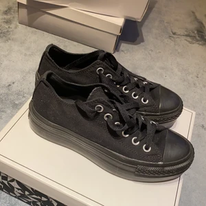 Converse med platå - Oanvända Converse men platå. Storlek 4 1/2, vilket motsvarar 36, men är själv en 37 och tycker den passar perfekt. 