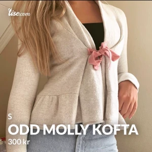 Odd Molly kofta - JÄTTE FIN BEIGE FÄRG MED ROSA SNÖRE. Jätte fin skick o jätte skönt material!!