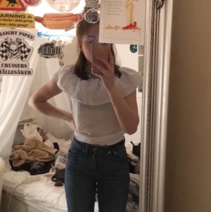 Vit off shoulder  - Säljer på grund av att ja inte kan minnas när ja använde den sist. Köpare står för frakten📦☺️