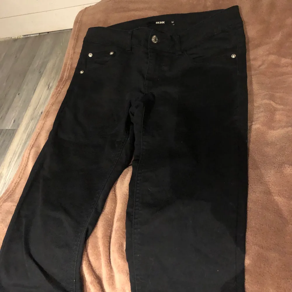 Skinny jeans från Bikbok, extremt stretchiga! Säljer då dessa är väldigt stora på mig. Denna modell tycker jag är ganska kort i benen (se bild) jag är 163cm lång. Priser går alltid att diskutera, smidiga affärer prioriteras! . Jeans & Byxor.