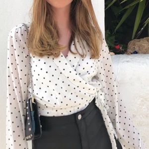 Prickig omlott blus - Superfin omlottblus/topp i storlek 42 men passar mig som är XS pga att den är justerbar med knytning i sidan. Sparsamt använd. 😍😍