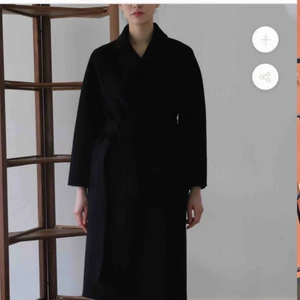  - Kappa från the curated! Jättefint skick nypris ca 4000-4500 kronor, inköpt hösten 2019, knappt använd! Cashmere blandning, så varm och gosig, ett plagg som Är tidlöst och funkar säsong efter säsong, funkar på vintern med varm tröja under! 