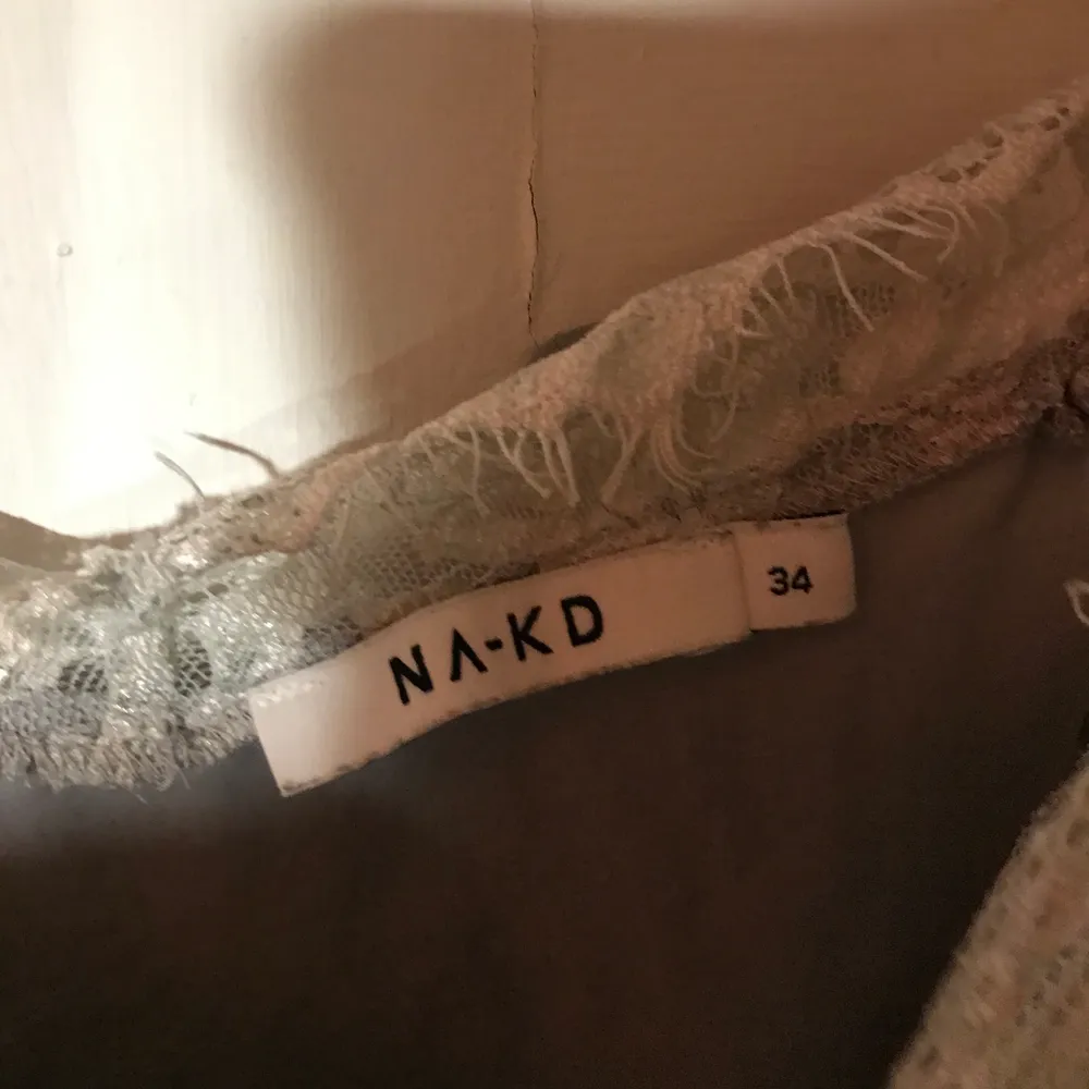 Silkes linne köpt på NA-KD outlet förra året, jätte skönt och luftigt för sommaren! om fler bilder önskas skicka privat meddelande, pris kan diskuteras och den tvättas såklart innan den fraktas😊. Toppar.