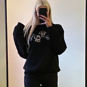 Sweatshirt med tryck🖤 - Jättemysig tröja med fint tryck🖤 