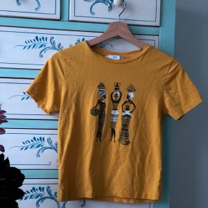 En gul tröja från Mango, storlek S. - En härlig gul tröja, med ett fantastisk cool print på. Den är dessutom väldigt somrig och sitter fint på kroppen. Som första pris ligger den på 50 kr +frakt. Skriv gärna bud i kommentarsfältet. 