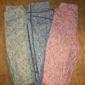 Gymshark tights  - Säljer 3 st gymshark träningstights i samma modell men olika färger, gröna, grå och rosa. Alla i strl XS. 150kr st eller 400kr för alla. 