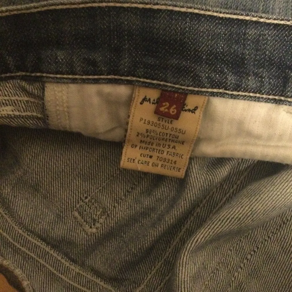 Coola 2000s jeans LÅGMIDJADE storlek 26 i waist, längden är nog 31 jag är 168 och de har tyvärr blivit lite korta❤️💖💖. Jeans & Byxor.