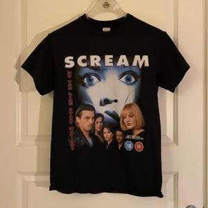 Ascool t-shirt från Beyond Retro med skräckfilmen Scream som motiv! Tröjan är i bra skick då jag knappt använt den, står dessvärre ingen storlek men jag skulle säga att det är en XS/S 😊