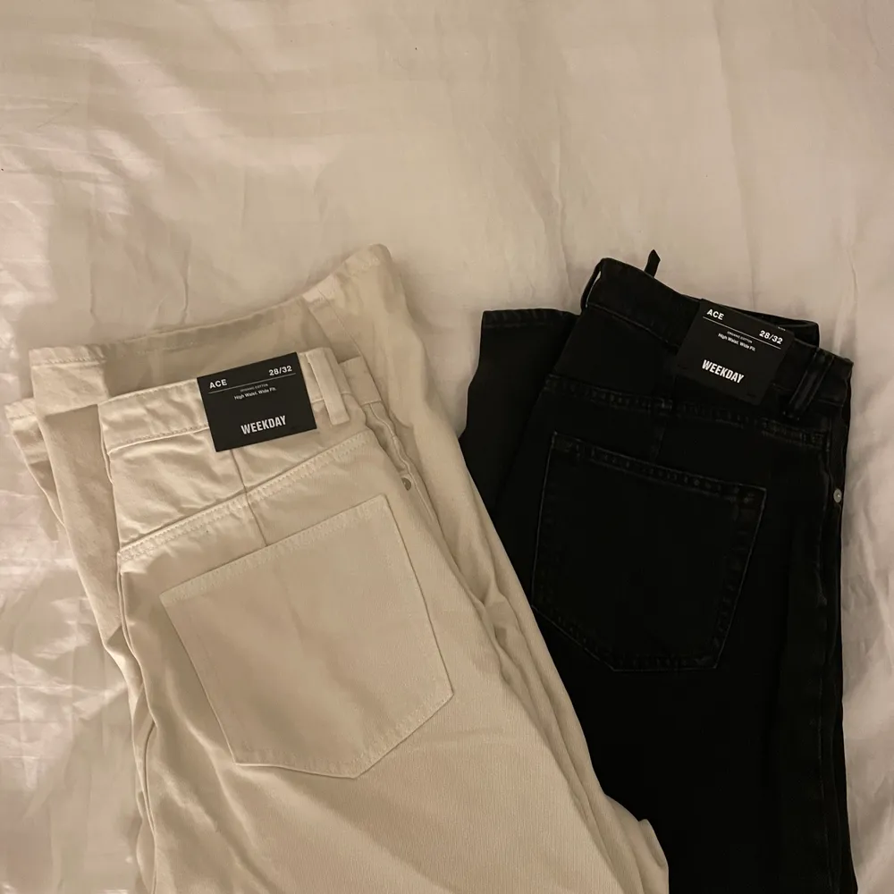 helt nya jeans från weekday i modellen ace. Aldrig använda och kommer i orginalförpackning. storlek: 28/32 Orginal pris: 499kr Mitt pris: 350kr ink frakt! skickar gärna fler bilder 🍄🎨🌿💕✨🥰🥂. Farkut & Housut.
