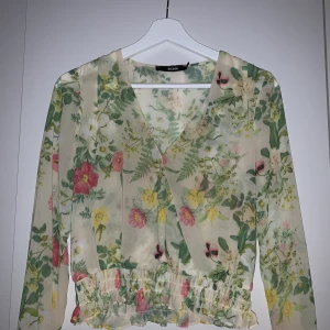 Blus strl xs - Blus i strl xs från BikBok.