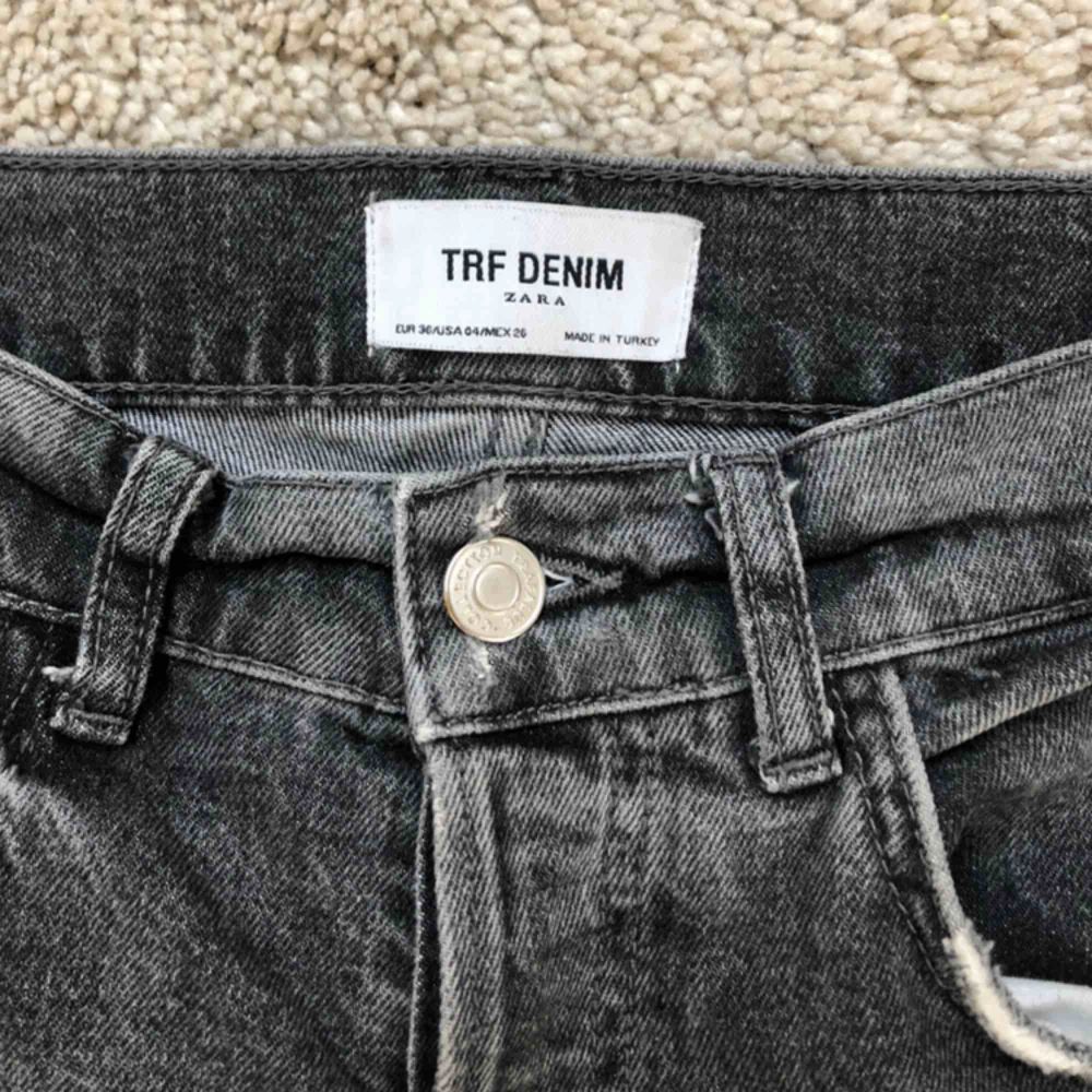 Ett par gråa jeans från ZARA i storlek 36💕💕. Jeans & Byxor.