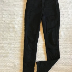 Monki svarta skinny jeans strl s - Säljer mina svarta Monki skinny jeans i modellen Oki💓 Köpta för något år sedan men i väldigt bra skick då jag kappast har använt dem. Säljer då de är för långa för mig ( jag är 157cm) men de är otroligt mjuka och sköna🤩💗 säljer för 150kr