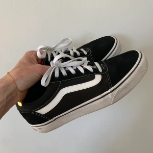 Vans sneakers 41 - Fina skor från Vans! Sparsamt använda men lite smutsiga på sidan. Skickas mot porto 63:-